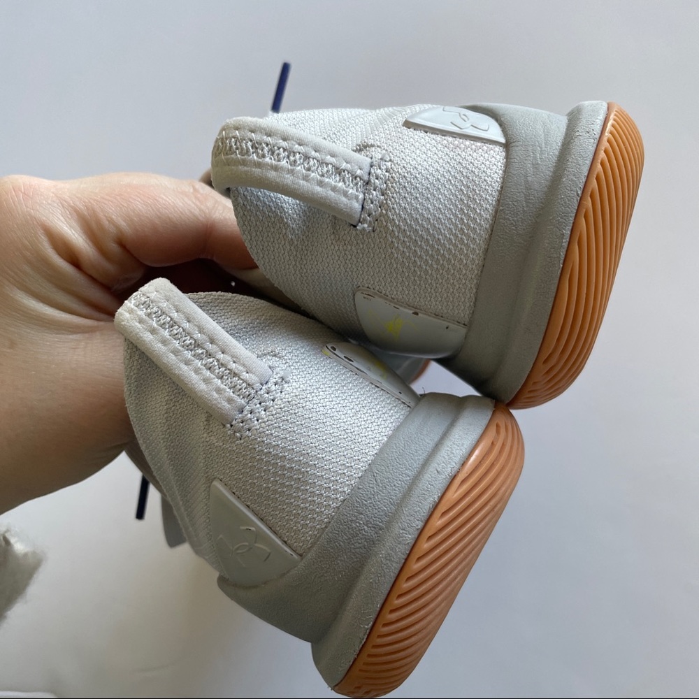 UNDER ARMOUR CURRY 5 GREY WITH GUM SOLES - Picture 6 of 9